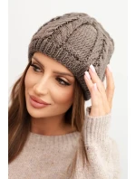 Dámská zimní čepice z vlny s copánkovým vzorem K452 mocca Dámská zimní čepice z vlny s copánkovým vzorem K452 mocca