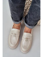 Dámské lakované mokasíny s dekorativní připínkou „Miś“ Wulinea – béžové