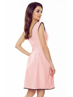 Rozšířené dámské šaty v pudrově růžové barvě s krajkou ve výstřihu 452-3