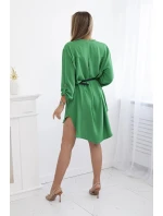 Šaty s delšími zády a pásem zelený