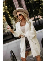 628-1 Módní oversize svetr s ozdobnou broží a praktickými kapsami - béžový