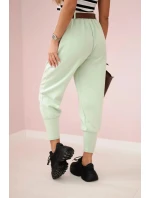 Kalhoty s páskem a kapsami z máslové látky tmavá máta