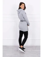 Šaty zdobené stuhou s nápisem šedá Šaty zdobené stuhou s nápisem šedá