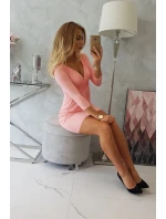 Přiléhavé šaty s výřezem pod poprsím lososem Přiléhavé šaty s výřezem pod poprsím lososem