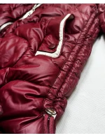 Dámská bunda ve vínové bordó barvě s ozdobným prošíváním J Style (5M3351-1) Dámská bunda ve vínové bordó barvě s ozdobným prošíváním J Style (5M3351-1)