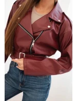 Dámská krátká bunda z eko kůže s páskem a límcem bordová