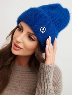 Dámská zimní čepice z huňaté příze a s elegantním knoflíkem chabrová