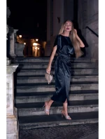 M887 Saténové šaty v zavinovacím stylu - černé