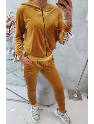 Velurová souprava s ozdobnými stuhami hořčicová