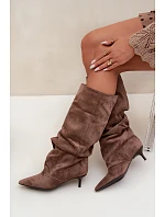 Zvrásněné kozačky s kitten heel na klínu z semiše v khaki barvě Lowen Zvrásněné kozačky s kitten heel na klínu z semiše v khaki barvě Lowen