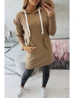Šaty s ozdobnými volánky a kapucí camel