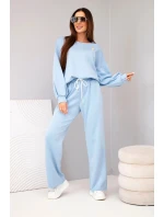 Dámský komplet máslový svetr s broží a kalhoty s rovnou nohavicí modrý