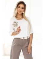 592-1 Pohodlná halenka s květinovou aplikací na rameni - ECRU 592-1 Pohodlná halenka s květinovou aplikací na rameni - ECRU