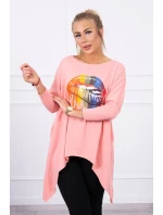 Oversize halenka s duhovým potiskem rtů v meruňkové barvě Oversize halenka s duhovým potiskem rtů v meruňkové barvě