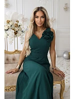 669-1 Romantické maxi šaty s květinou na rameni a rozparkem - lahvově zelené