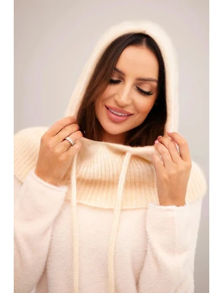 Dámská čepice s kapucí a pleteným uzlem ecru