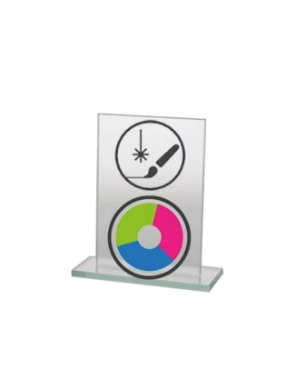 Skleněná trofej s barevným potiskem LuxorJet, gravírováním a inkoustovou výplní Skleněná trofej s barevným potiskem LuxorJet, gravírováním a inkoustovou výplní