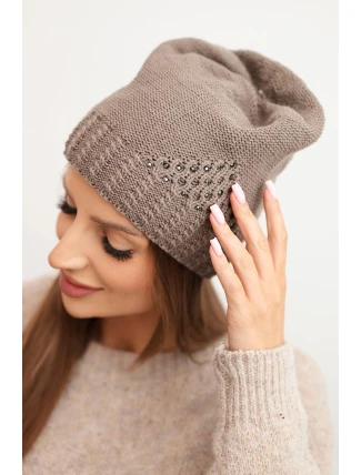 Dámská zimní čepice z vlny s ozdobným pletením a kamínky K449 mocca