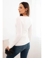 Dámský viskózový svetr s kulatým výstřihem a přiléhavým střihem bílý Dámský viskózový svetr s kulatým výstřihem a přiléhavým střihem bílý