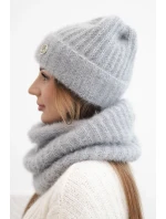 Dámská sada čepice a zimního šály nadýchaná s ozdobným emblémem tmavě šedá Dámská sada čepice a zimního šály nadýchaná s ozdobným emblémem tmavě šedá