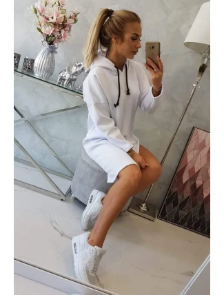Šaty s kapucí a bočním rozparkem bílé Šaty s kapucí a bočním rozparkem bílé