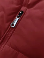 Krátká červená dámská péřová vesta se stojáčkem (16M9092-270) Krátká červená dámská péřová vesta se stojáčkem (16M9092-270)