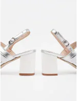 Zajímavé dámské stříbrné  sandály na širokém podpatku