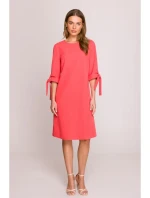S393 Šaty áčkového střihu s vázacími rukávy - korálová barva