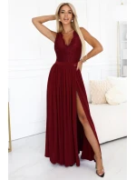 211-8 Dlouhé šaty LEA s krajkovým výstřihem a rozparkem na nohou - bordó