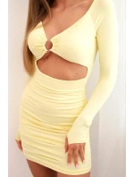Dámské šaty s dlouhým rukávem a průstřihem v pase s ozdobným kruhem žlutý