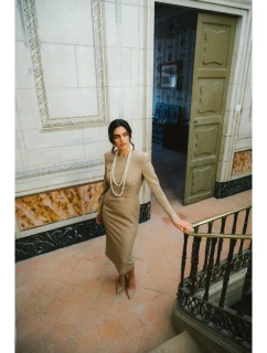 S412 Tužkové šaty s ozdobnými rameny - béžové