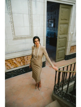 S412 Tužkové šaty s ozdobnými rameny - béžové S412 Tužkové šaty s ozdobnými rameny - béžové