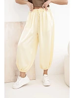 Dámské široké kalhoty s gumou v pase a zavazováním ve stylu aladinek žluté Dámské široké kalhoty s gumou v pase a zavazováním ve stylu aladinek žluté