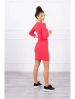 Přiléhavé šaty s výstřihem v malinové barvě