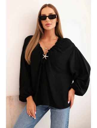 Dámská blůza s viskózou, s nařaseným výstřihem a ozdobou černá Dámská blůza s viskózou, s nařaseným výstřihem a ozdobou černá