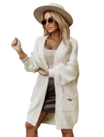 628-1 Módní oversize svetr s ozdobnou broží a praktickými kapsami - béžový