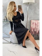 Šaty s ozdobným páskem a nápisy černé barvy Šaty s ozdobným páskem a nápisy černé barvy