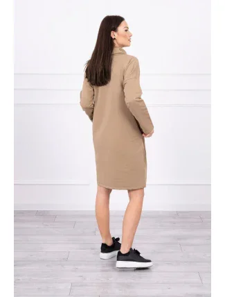 Velbloudí šaty s kravatou Velbloudí šaty s kravatou