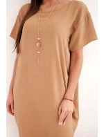 Šaty s kapsami a přívěskem Velbloud