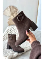 Semišové kotníkové boty na podpatku s vycpávkou s ozdobným detailem Artiker 57C0017 hnědé