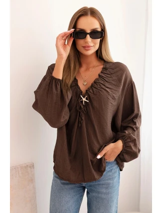Dámská blůza s viskózou s nařaseným výstřihem a ozdobou hnědá