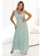 637-5 Dlouhé maxi šaty s brokátovým akcentem a hlubokým výstřihem - pistáciová barva