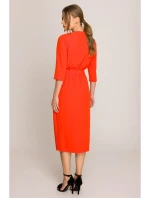 S396 Šaty se zavinovacími detaily ve střední délce - korálová barva