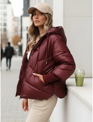 Krátká dámská prošívaná bunda s kapucí v bordové barvě FashionStreet TY5763
