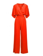 S395 Kombinéza se širokými nohavicemi a zavinovacím výstřihem - korálová