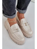 Dámské lakované mokasíny s dekorativní připínkou „Miś“ Wulinea – béžové