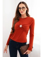 Dámská blůza z viskózy přiléhavá s řasením a broží hnědá