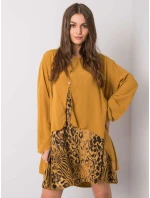 Šaty DHJ SK 21451.50 tmavě žlutá Šaty DHJ SK 21451.50 tmavě žlutá