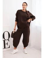 Dámský teplákový komplet z silnějšího materiálu se širokými nohavicemi hnědý