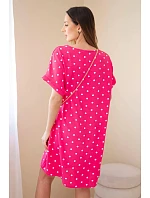Dámské šaty s puntíky s krátkým rukávem a kabelkou fuchsiová